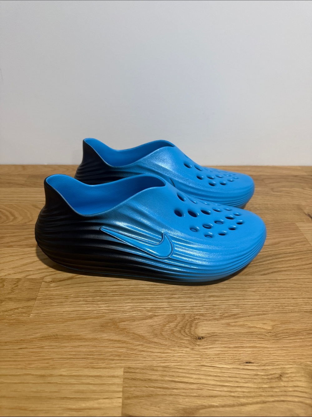 Brand new mens Nike Rejuven8 size 9 Blue Slip-On Clogs - Picture 2 of 5